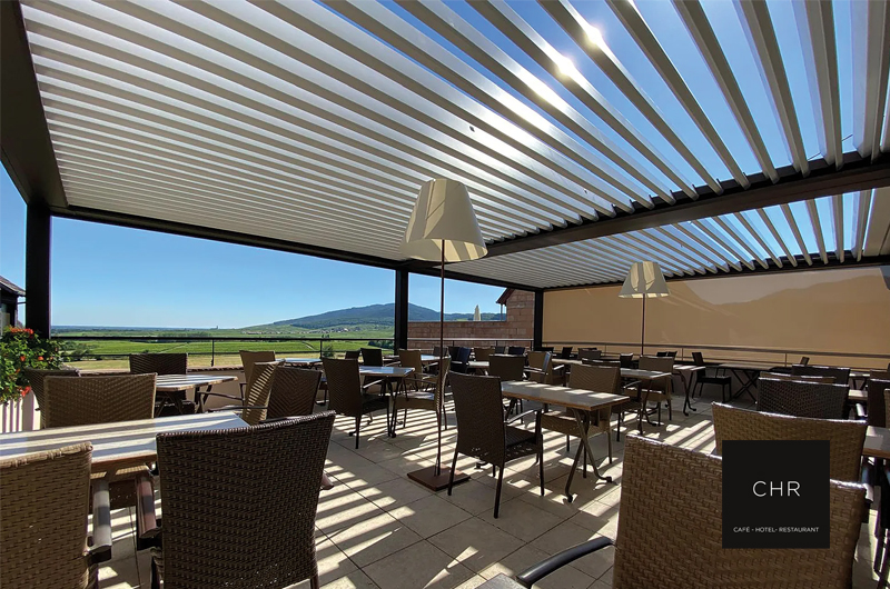 Pergola bioclimatique sur mesure pour terrasse de restaurant, café et hôtel vendu et installé en Alsace par Art Pergolas Sélestat