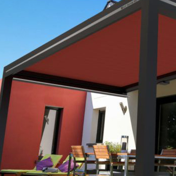 Pergola à store enroulable attenante ou indépendante en aluminium thermolaqué garantie longue durée installée par Art Pergolas Selestat